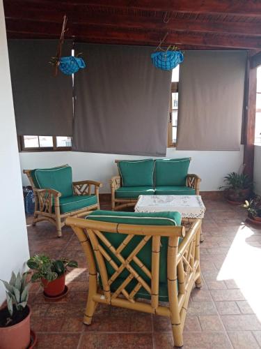 布拉伊塔斯的住宿－LAMI，配有椅子和桌子及饰物的房间