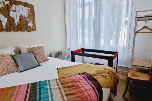 Un dormitorio con una gran cama blanca y una ventana en Villa Marine*Entre mer et Jardin, en Coudekerque-Branche