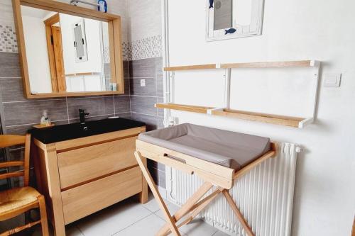 une petite salle de bain avec un lavabo et un miroir dans l'établissement Villa Marine*Entre mer et Jardin, à Coudekerque-Branche