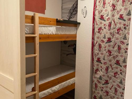 a bunk bed in a small room with a closet at Appartement Saint-François-Longchamp, 2 pièces, 5 personnes - FR-1-635-114 in Saint-François-Longchamp
