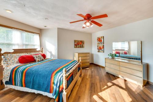 Cama o camas de una habitación en Spacious Beloit Retreat Close to Parks and Trails!