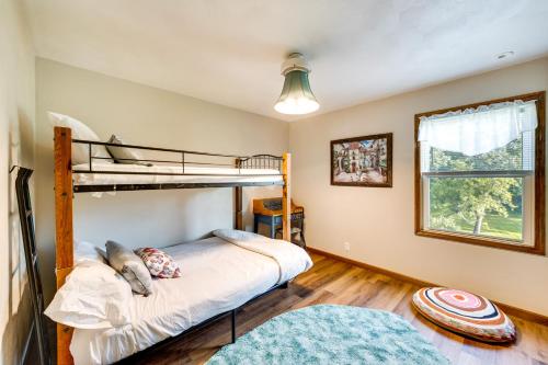ein Schlafzimmer mit einem Etagenbett und einem Fenster in der Unterkunft Spacious Beloit Retreat Close to Parks and Trails! in Beloit