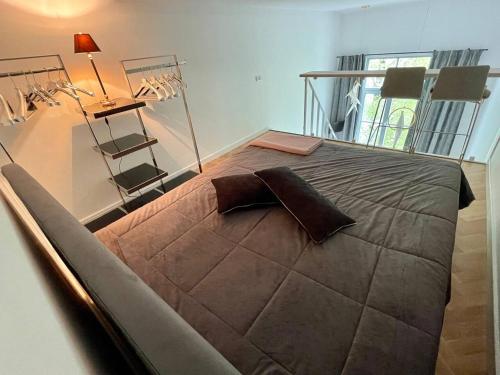 - une chambre avec un grand lit dans l'établissement Cosy loft in Kaunas center, à Kaunas