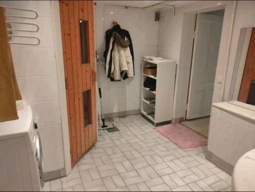 een badkamer met een inloopkast en een deur bij Remarkable 1-Bed Apartment in Orebro in Örebro