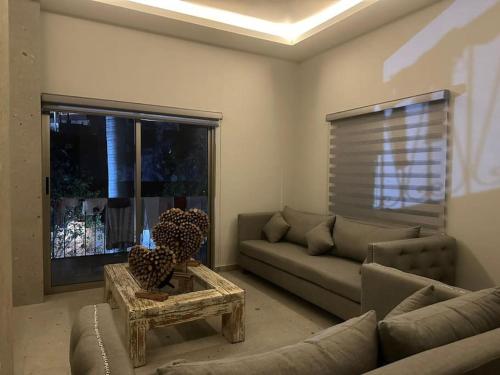 - un salon avec un canapé et une table dans l'établissement Casa privada en Villa Bricia, à Cuernavaca