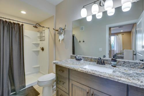 Ένα μπάνιο στο Walk to Papago Park Phoenix Condo with Pool Access!