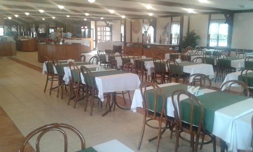 uma sala de jantar com mesas e cadeiras em um restaurante em VONRESORT Abant em Dereceören