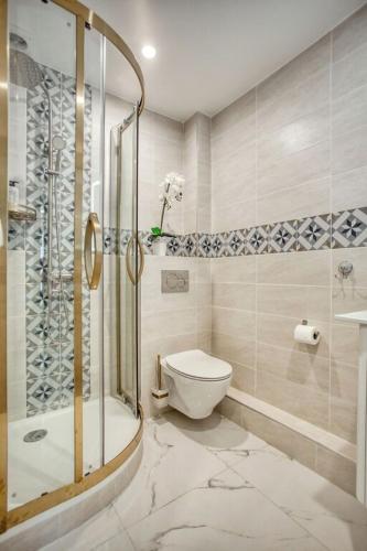 une salle de bain avec douche et toilettes dans l'établissement Apart 110m2- 3CH-CLIM-Très spacieux, à Paris