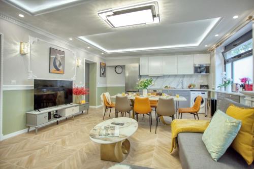 une cuisine et un salon avec une table et des chaises dans l'établissement Apart 110m2- 3CH-CLIM-Très spacieux, à Paris