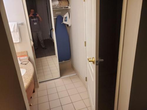 osoba robiąca zdjęcie łazienki w obiekcie Missouri Holiday Homes LLC 