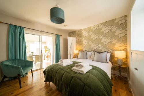 1 dormitorio con 1 cama con toallas en Nether Glenny Farm, en Stirling