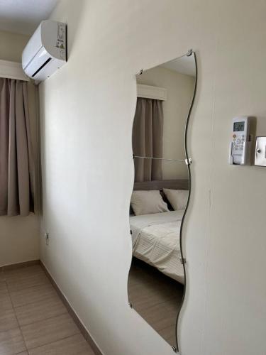 Ένα ή περισσότερα κρεβάτια σε δωμάτιο στο Beach apartment Mackenzie, Larnaca