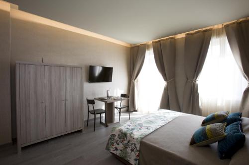 una camera con letto e scrivania con TV di theBed a Pescara