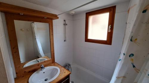 y baño con lavabo, ducha y espejo. en Les granges d'Arvieux 701 en Arvieux