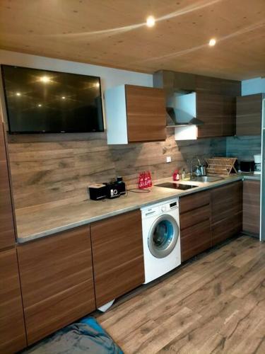 une cuisine avec un lave-linge et un lave-linge dans l'établissement location studio vacances ou weekend Pra Loup résidence La Croix Haute, à Uvernet