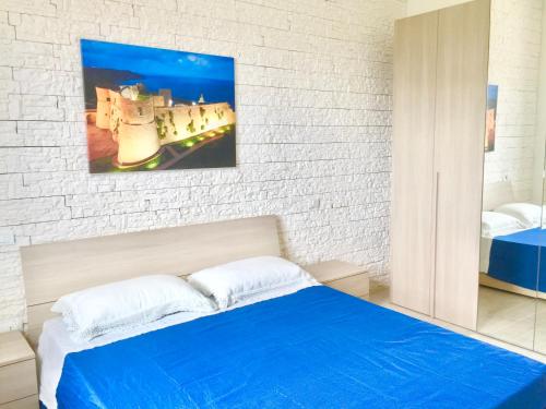 a bedroom with a blue bed and a white wall at casa vacanze lido riccio in Ortona