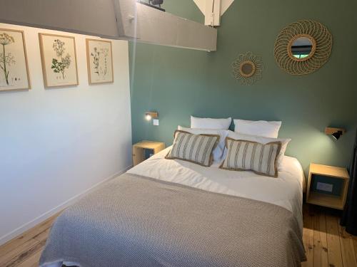 - une chambre avec un lit doté de draps et d'oreillers blancs dans l'établissement La Maison des Ecureuils - Bruniquel, à Bruniquel
