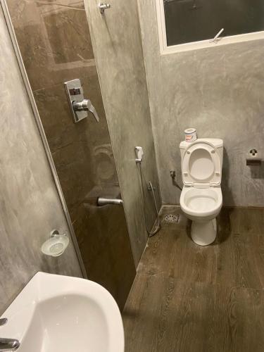 ein Badezimmer mit Toilette und Waschbecken in der Unterkunft Manjari Villas Madiha in Matara