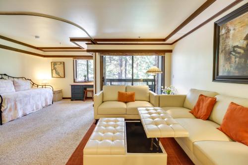 uma sala de estar com um sofá e uma cama em Incline Village Condo with Balcony 1 Mi to Trail! em Incline Village
