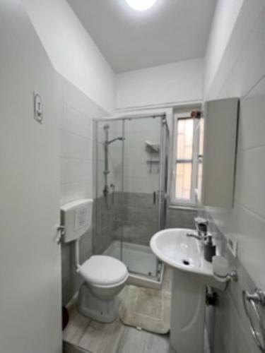 y baño con ducha, aseo y lavamanos. en Roomors Of Naples - Sea View Apartment en Nápoles