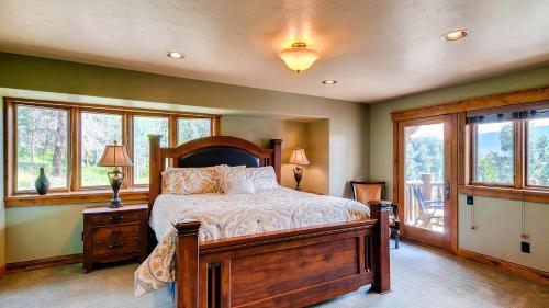 Postel nebo postele na pokoji v ubytování Alpine Majesty