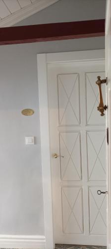 a white door in a room with a ceiling at Apartamento Trasiego in Valdepeñas