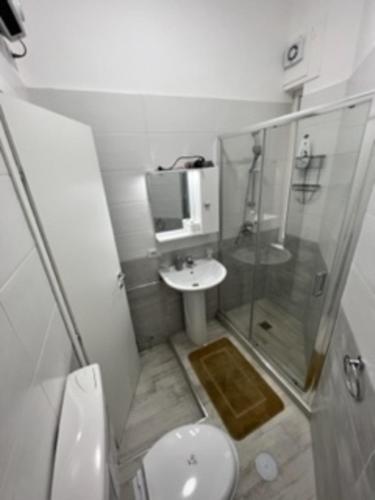 Baño pequeño con aseo y lavamanos en Roomors Of Naples - Sea View Apartment en Nápoles
