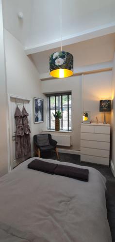 una camera con un grande letto di Spring Cottage at Pen Y Coed Hall a Dolgellau