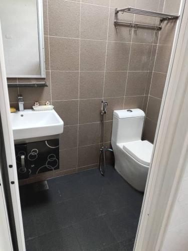ein Bad mit einem WC und einem Waschbecken in der Unterkunft ZMK STAY 