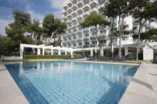 Bazén v ubytování International Beach Hotel nebo v jeho okolí