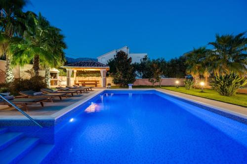 Villa Antura with private heated 50sqm pool, 3 bedrooms, 3 bathrooms, and gym