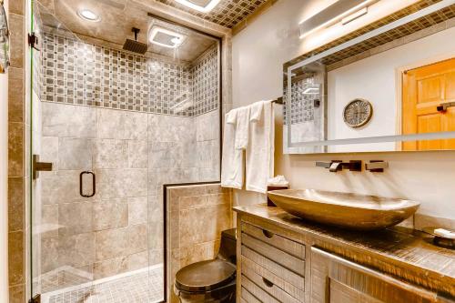 La salle de bains est pourvue d'un lavabo et d'une douche. dans l'établissement Pines 75 Townhome, à Breckenridge