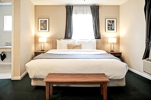 Ένα ή περισσότερα κρεβάτια σε δωμάτιο στο Sierra Mountain Inn