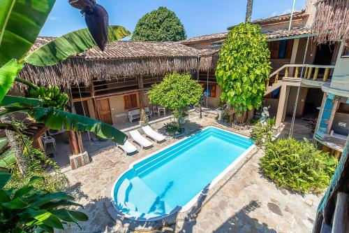 una vista aérea de una piscina frente a una casa en Na Casa 11 - Pousada e Hostel, en Arraial d'Ajuda