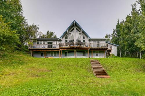 una casa grande en la cima de una colina con césped en Spacious Wasilla Home about 1 Mi to Boat Launch!, en Wasilla
