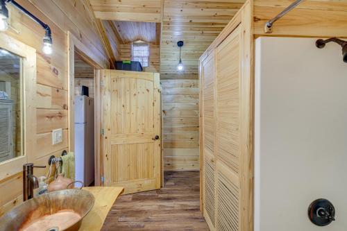 Phòng tắm tại Rustic Bean Station Studio with Deck and Water Views!