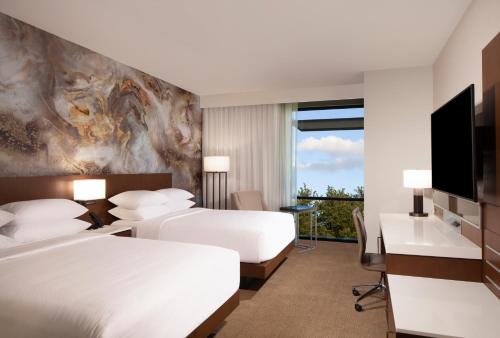 Delta Hotels by Marriott Dallas Southlake في ساوثليك: غرفة فندقية بسريرين ومكتب