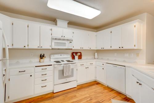 Η κουζίνα ή μικρή κουζίνα στο Tasteful Tualatin Home 40 Mi to Willamette Valley