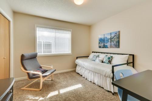 sypialnia z łóżkiem i krzesłem w obiekcie Tasteful Tualatin Home 40 Mi to Willamette Valley w mieście Tualatin