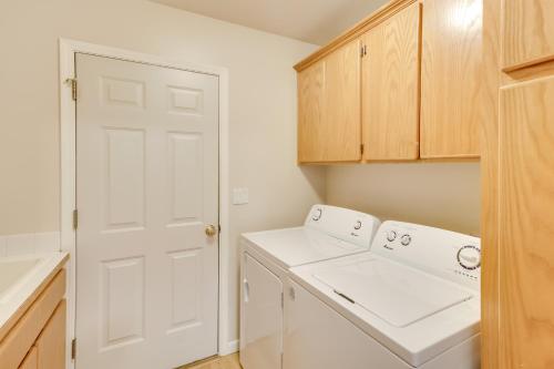 biała pralnia z pralką i suszarką w obiekcie Tasteful Tualatin Home 40 Mi to Willamette Valley w mieście Tualatin