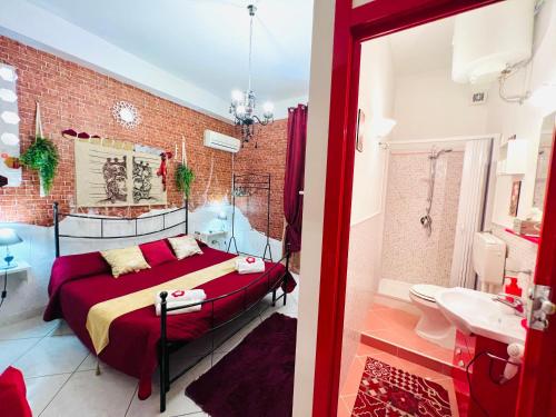 um quarto com uma cama e uma parede de tijolos em Regina Elena em Cinisi
