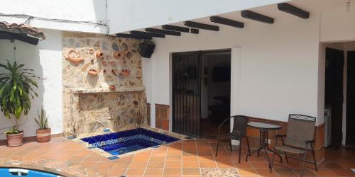 une maison avec une piscine, une table et des chaises dans l'établissement Casa de recreo, à Santa Fe de Antioquia