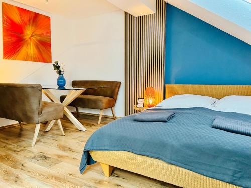 1 dormitorio con 1 cama, mesa y sillas en AyCatcherHomes Top Lage charmante Atmosphäre in ruhiger Altstadt Marburgs Apartment Sirius, en Marburg an der Lahn