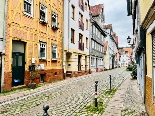 una calle vacía en un viejo pueblo con edificios en AyCatcherHomes Top Lage charmante Atmosphäre in ruhiger Altstadt Marburgs, en Marburg an der Lahn