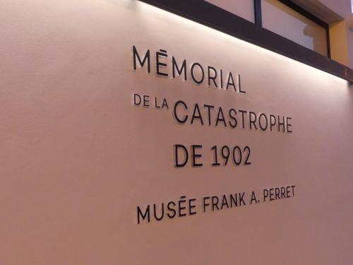 a sign that reads memorial de la cartructure de at Caraïbes Holidays in Sainte-Anne