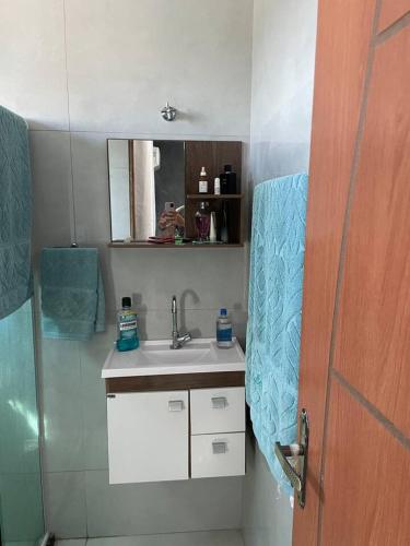 un piccolo bagno con lavandino e doccia di Apartamento 1 quarto Zona Sul Praia a Ilhéus