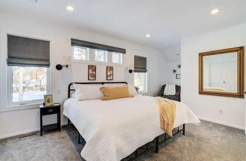 een witte slaapkamer met een groot bed en ramen bij Moorhead Home Rental Near Downtown Fargo in Moorhead
