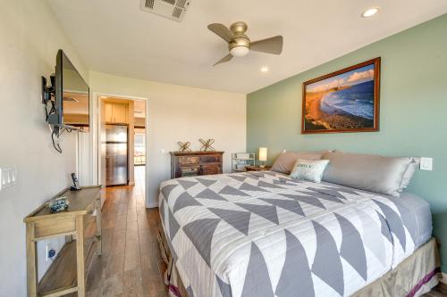 1 dormitorio con 1 cama y ventilador de techo en Central Palm Springs Resort Condo with 2 Balconies, en Palm Springs