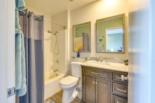 y baño con aseo, lavabo y espejo. en Central Palm Springs Resort Condo with 2 Balconies, en Palm Springs