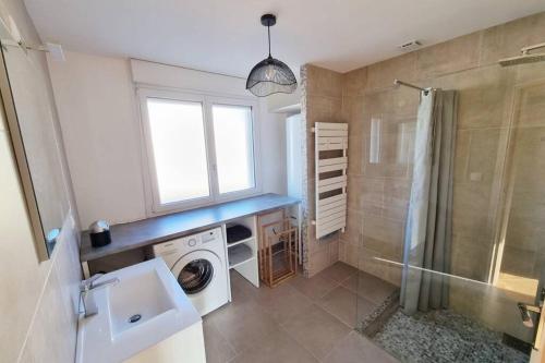 a bathroom with a washing machine and a window at GOOD HOME Chez Lulu, plage & centrale in Gravelines